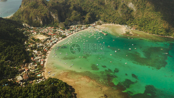 菲律宾巴拉望岛鸟瞰图与蓝色海湾和小船视图的海景从上面夏季和图片