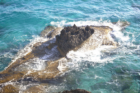 海浪冲刷的岩石绿宝石清水图片