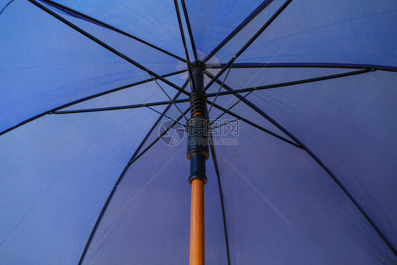 时尚的蓝色雨伞特写视图图片