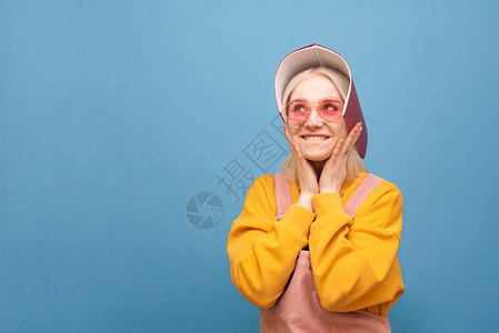 一个戴着粉色眼镜头戴笔记本的快乐女孩的画像图片