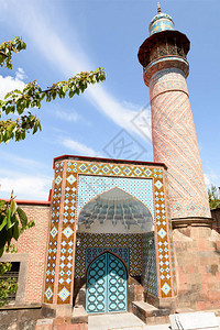 入口用陶器马赛克和尖塔装饰埃里温蓝色清真寺建于1766年图片