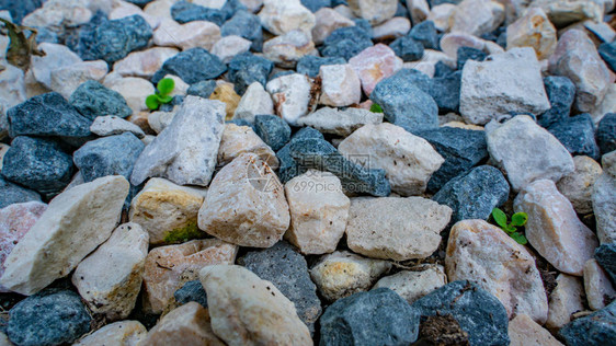 石头背景蓝色砾石花岗岩质地石板路细小的鹅卵石建材石头的质地图片