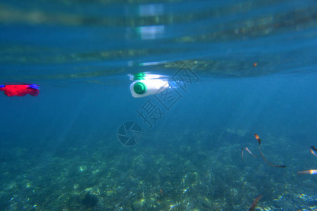 海中漂浮的塑料瓶在水图片
