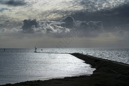 荷兰北部Terschelling岛西Terschilling村前方码头上方的云层布满了令人印图片