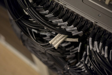网络切换器和以太网电缆连接到本地网络和一个电视中图片