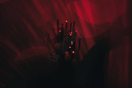 美丽的抽象光纤网络电缆在红色光彩背景上图片