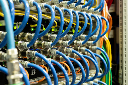 在数据库服务器室复制空间开关中连接的现代网络电缆的背景图片