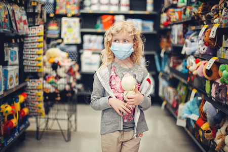 戴口罩的小女孩逛超市图片