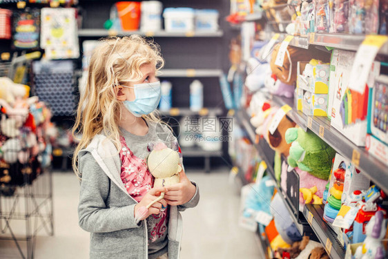 戴口罩的小女孩逛超市图片