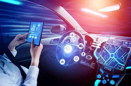 无人驾驶汽车内饰与用于自主控制系统的未来主义仪表板驾驶舱HUD技术使用AI人工智能传感器驾驶汽车的内部视图图片