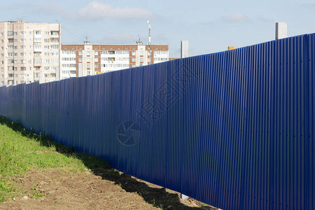 蓝色长的施工围栏围合施工新房背景图片