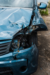 车祸后坠毁的蓝色汽车图片