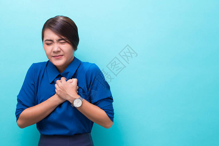 女人有胸痛图片