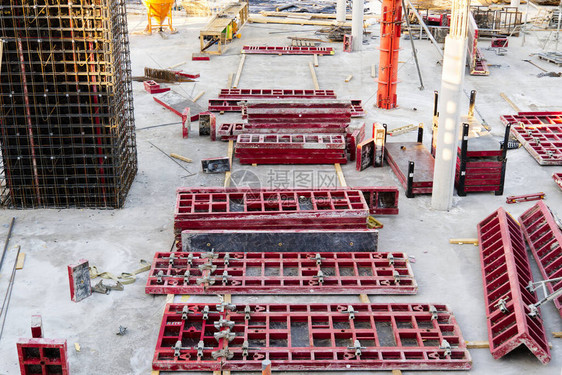 建造有地下停车的商用建筑混凝土并设图片