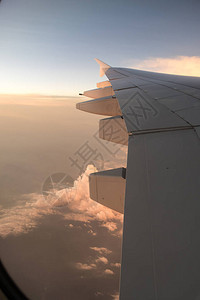 乘坐这架a380800飞机的巨大机翼在日落时分飞图片