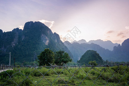 早上的森林山脉风景图片