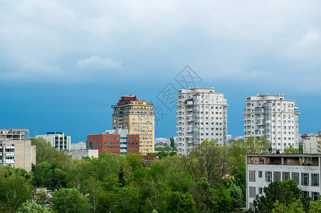 在云天背景下拍摄基希讷乌市三座住宅楼的一张照片图片
