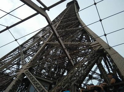 钢铁塔下背景图片