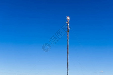 4G和5G蜂窝电信塔蜂窝站点基站无线通信天线发射器有天线的电信塔背景图片
