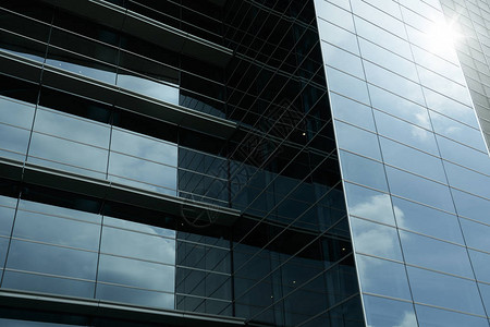 高层商业建筑的抽象钢和玻璃立面细节背景商业或工业成图片