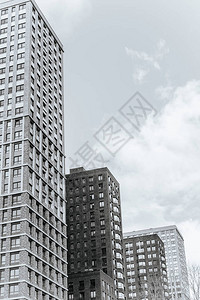 两座新建筑映衬着蓝天建造新的公寓楼开发商投资建图片