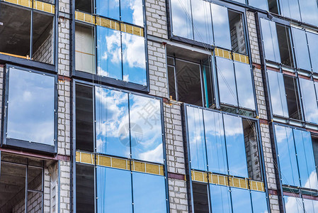 已建成筑的玻璃窗天空倒映在建图片