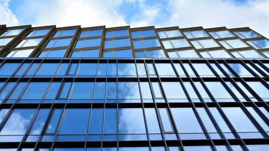 办公室建筑蓝色玻璃墙反射细节现代办公楼和清晰的天空背景图片