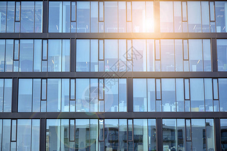 现代建筑与太阳光线玻璃幕墙在阳光明媚的日子里图片