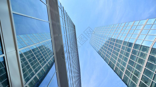 摩天大楼玻璃剪影的底视图商业大厦带有玻璃幕墙的摩天大楼商业区的现代建筑经济金融图片