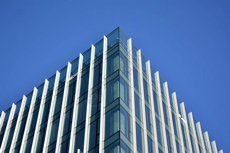 蓝玻璃现代建筑摩天大楼的抽象纹理图片