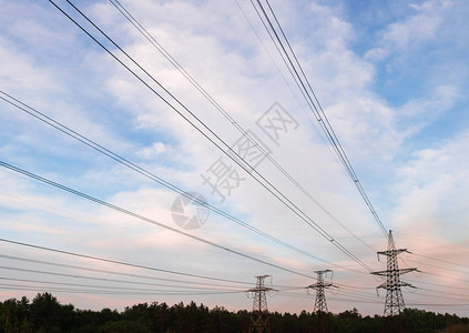 有电力线和变压器的配电变站在日落时背景图片