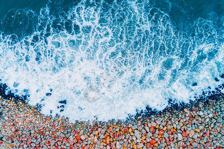 海浪和岩石海岸的鸟瞰图图片