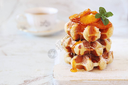 传统华夫饼含焦糖橙和蜂蜜图片