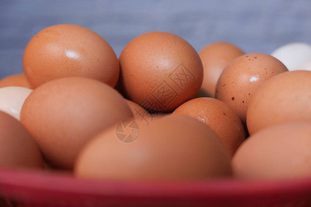 碗里鸡蛋的特写背景图片