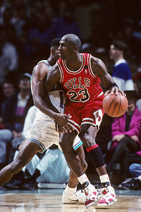 来自芝加哥公牛队的迈克尔乔丹名人堂球员在常规NBA比赛中的比赛动作迈克尔乔丹是前职业篮球运动员在退役之前图片