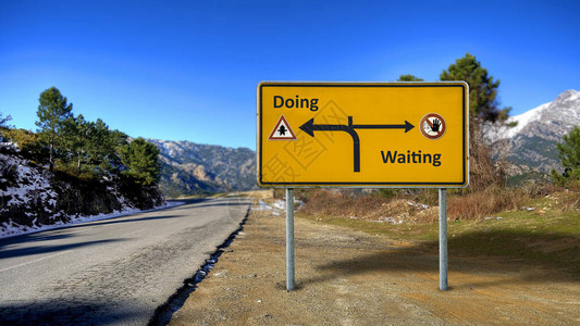 路标指示做事与等待的方式背景图片