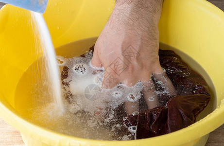 洗衣服的男人高清图片正在洗衣服的男人高清图片正在洗衣服的男人高清