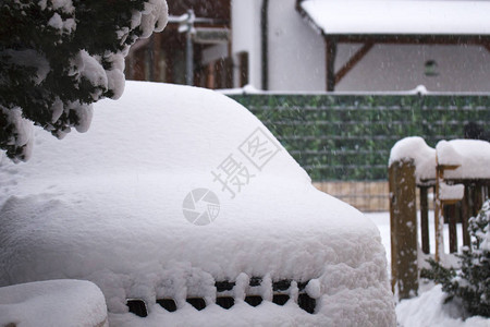 冬天有厚的雪毯的车辆图片