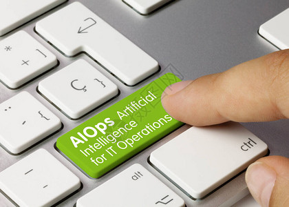 AIOPS信息技术操作人工智能以金属键盘的绿键写图片