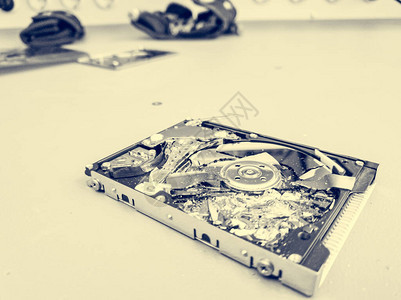 计算机硬盘驱动器磁盘破碎的盘片销毁敏感信息图片