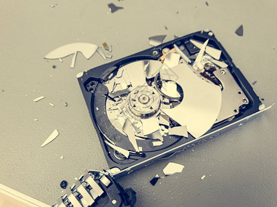 桌子上的电脑硬盘被打破数据完全销毁网络安图片