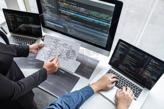 程序员专业团队在IT公司办公室从事软件开发计算机项目编写代码和数据代码网站以及对新应用程序的编图片