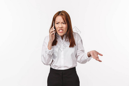 不满意的愤怒亚洲女人在电话里说话图片