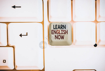 文字书写文本现在学习英语展示获得或获得英语知识和技能的商业照片白色pc键盘背景图片