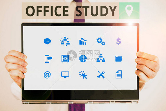 文字书写文本办公室研究展示工作的任何地点或场所的商业照片男手持厚的纹理纸板图片