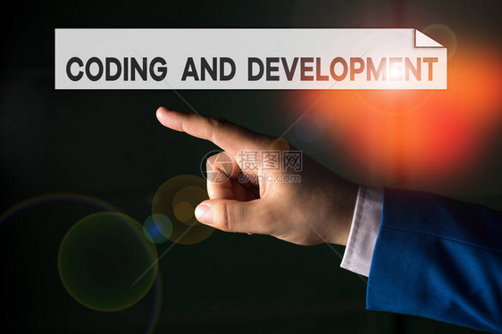 显示编码和开发的书写笔记编程的商业概念构建简单的装配程序用手指点的孤立手指向手图片