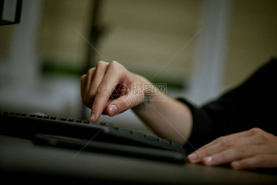 在键盘上打字的女办公室工图片
