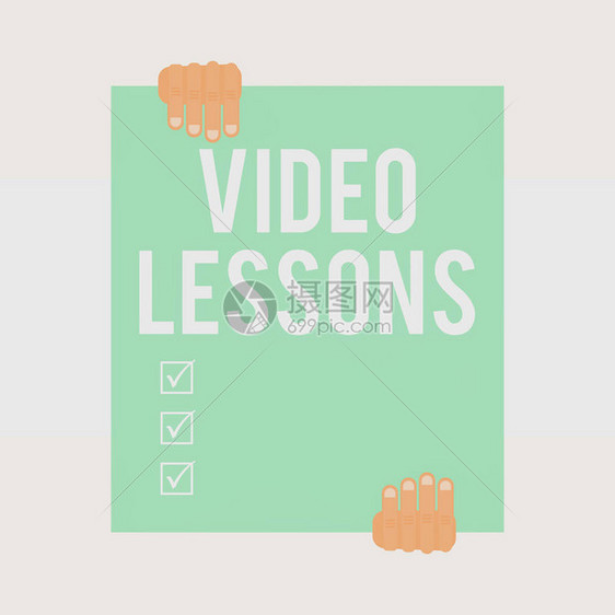 显示视频课程的书写笔记一个主题的在线教育材料的商业概念查看和学习两只手拿着大空白矩形向上图片