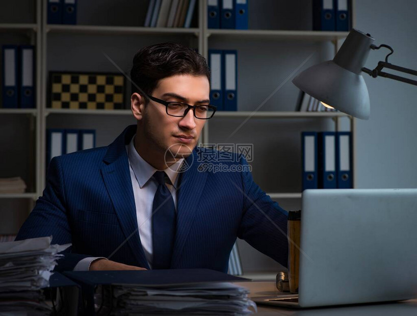 商人深夜在办公室加班工作以高清图片下载-正版图片504468466-摄图网