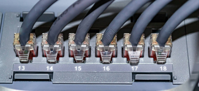 与以太网开关连接的几条局域网电缆组成通信网图片